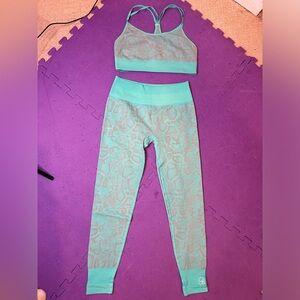 Seamless Bombshell leggings and bra L/Xl. Took the tags off but never worn